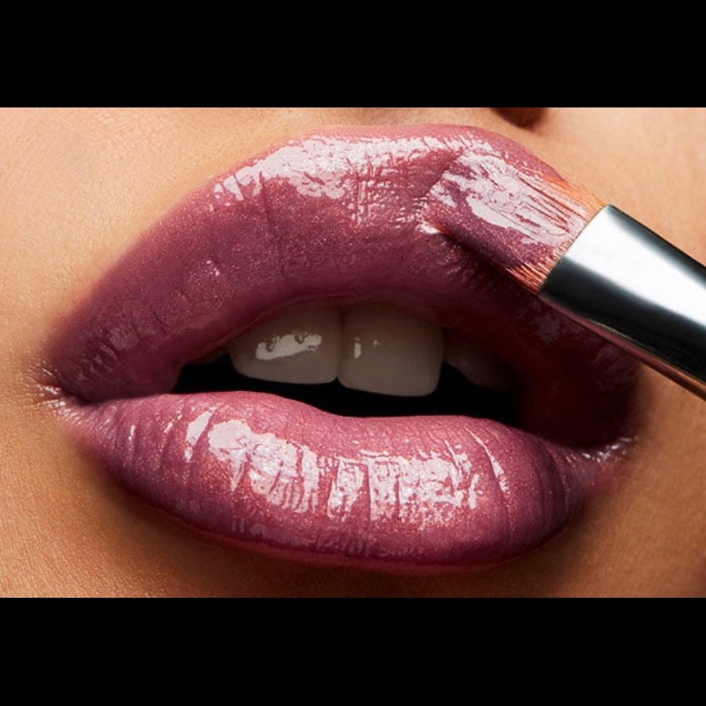 MAC LIPGLASS “LOVE CHILD” BNIB 🥰💃💄💋